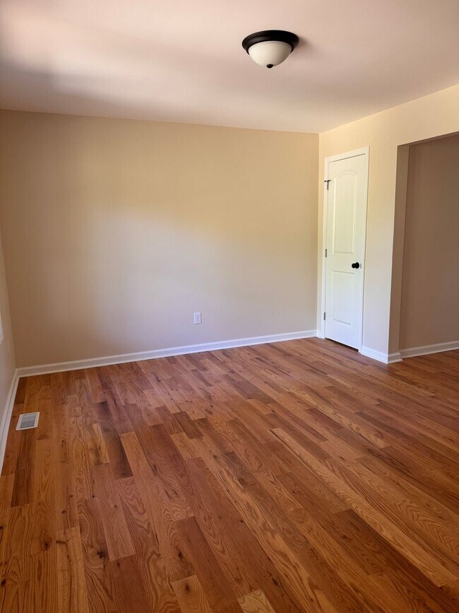 Building Photo - 3 Bedroom || 1 Bathroom - Single Family Home