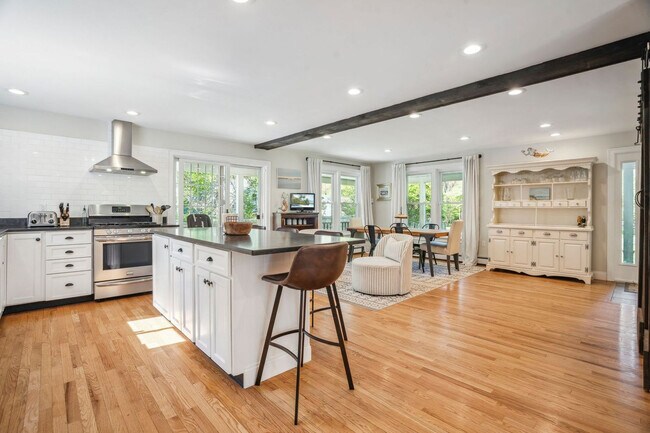 Building Photo - 550 Long John Rd