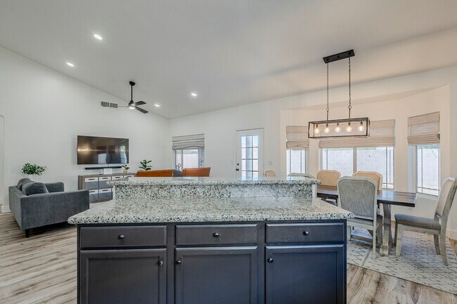 Building Photo - 760 N Swan Dr