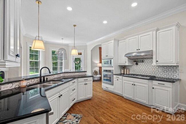 Building Photo - 3813 Lakeside Dr