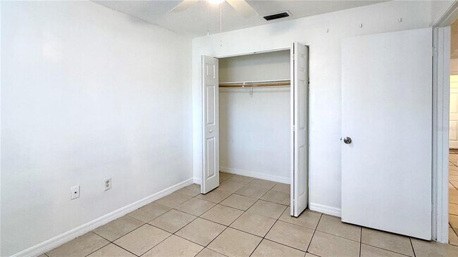 Building Photo - 1905 Park Manor Dr