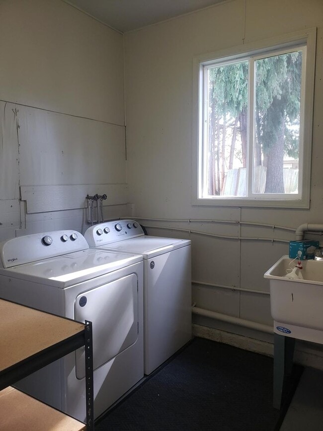 Building Photo - Remodeled Bungalow in Camas!