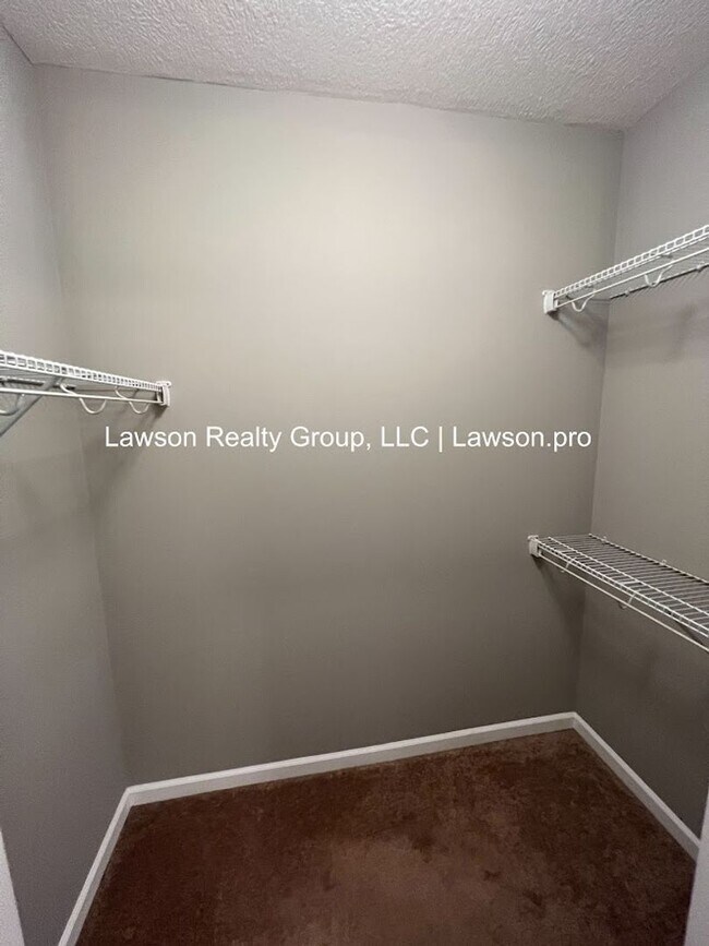 Building Photo - Luxurious Colonial Green Townhome