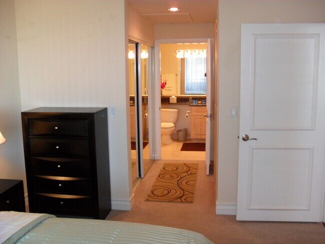 Building Photo - Meridian Upgraded Top Floor 1 Bed | 1 Bath Unit (Vinyl Flooring in Bedroom Area)