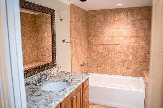 Building Photo - 1 Beach Dr SE