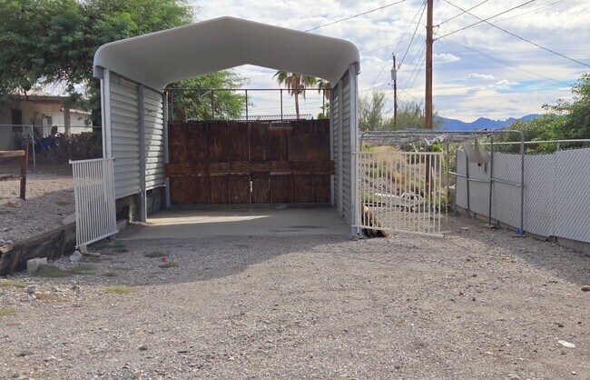 Building Photo - 3 Bedroom, 2 Bath, 2 Car Garage