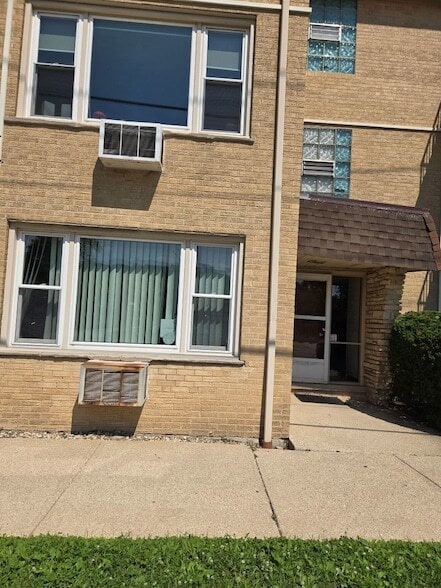 Building Photo - 8758 W Berwyn Ave