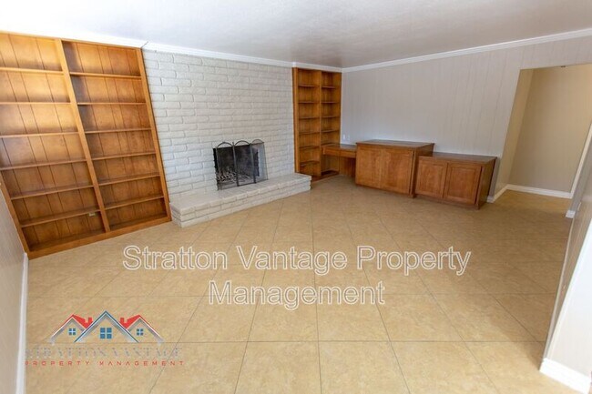 Building Photo - 704 E La Jolla Dr