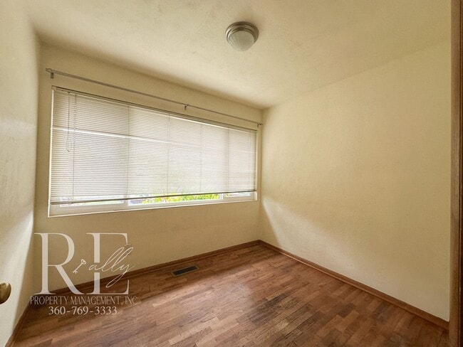 Building Photo - Enjoy Breathtaking Sunsets in the Heart of Manette