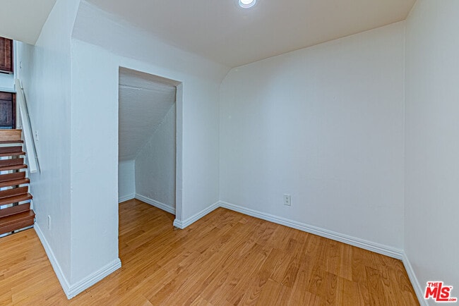 Building Photo - 933 S Manhattan Pl