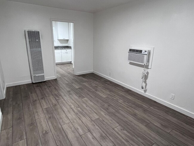 Building Photo - NICE UPDATED DUPLEX IN SACRAMENTO!!