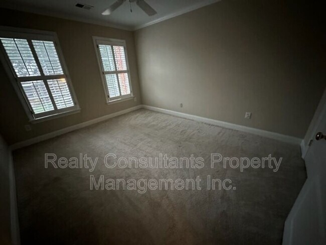 Building Photo - 11 Park Village Ln