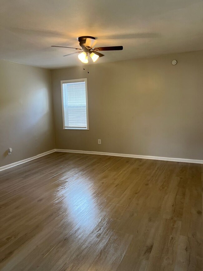 Building Photo - A beautiful newly renovated 3 Bed, 1 full ...
