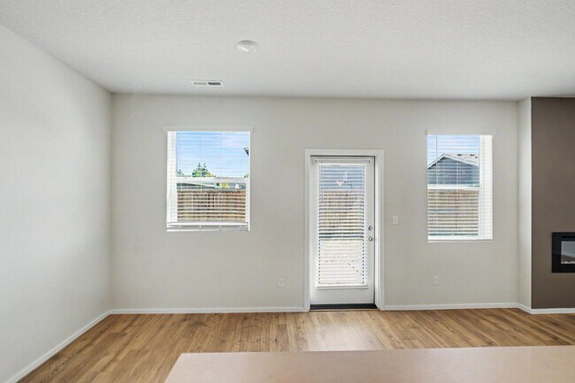Building Photo - 4 Bed (plus BONUS ROOM), 2.5 Bath Newer Home in NE Salem