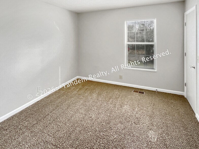 Building Photo - 512 Selsey Ct S