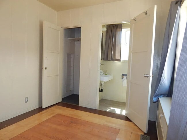 Building Photo - Bright 3-Bedroom Home Near UNR with Internet, Laundry and 3 Parking Spaces
