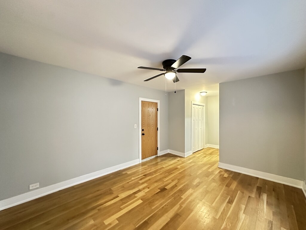 Building Photo - 430 W Roscoe St