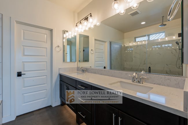 Building Photo - 8443 S 164th Dr