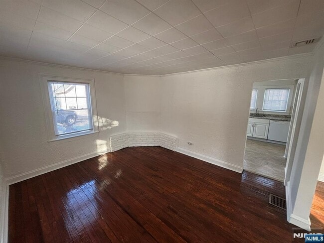 Building Photo - 86 Ringwood Ave