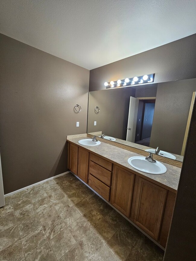 Building Photo - Beautiful 3 bed, 2.5 bath home in Fife