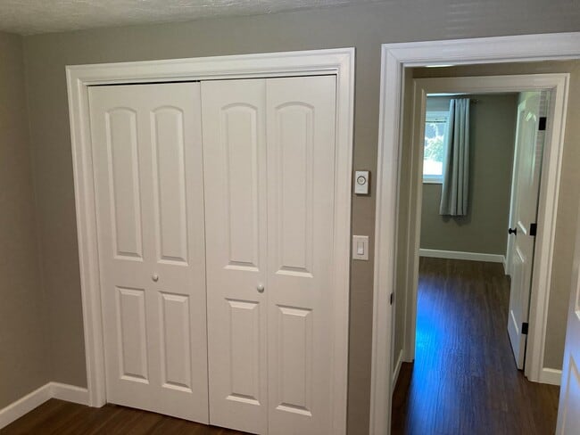 Building Photo - Nice 3 bedroom, 2 bath house in a great ne...