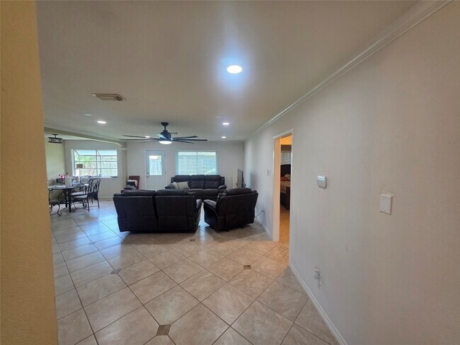Building Photo - 12531 La Rochelle Dr
