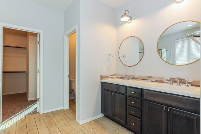 Building Photo - 3710 E Robert St