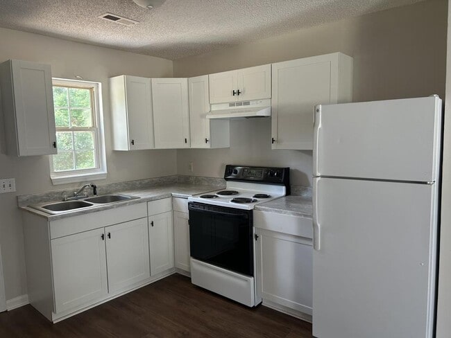 Building Photo - 1727 W Pine Lake Dr