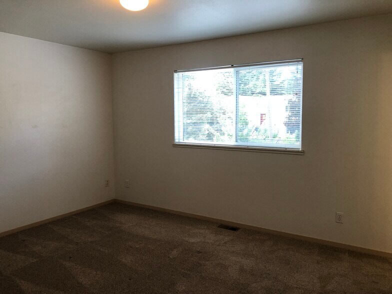 Building Photo - 504 SW City View St