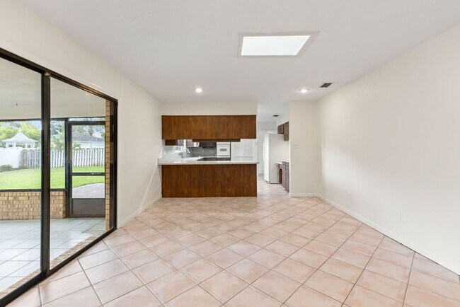 Building Photo - Spacious 4 Bedroom Ormond Beach Home with ...