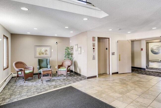 Building Photo - Updated 2bd/1ba Condo w/ Pool & Heated Par...