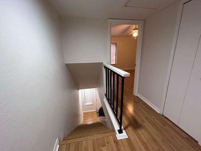 Building Photo - Beautifully updated 2 bedroom 2 1/2 baths ...