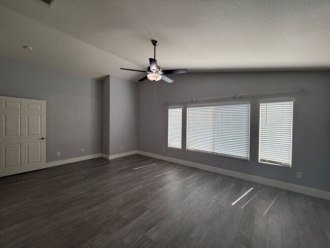 Building Photo - Available Now Palmdale 7 bedrooms !