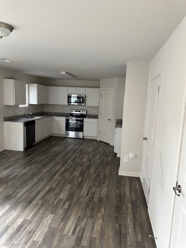 Building Photo - 1051 Manor Dr