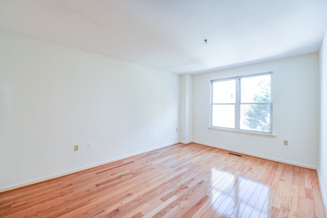 Building Photo - Two Level Two Bedroom Two Bath with Privat...