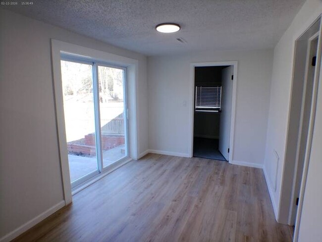 Building Photo - Lovely 3 bedrooms and 2 full baths ranch home located off Antioch Rd on W 81st St in Overland Park