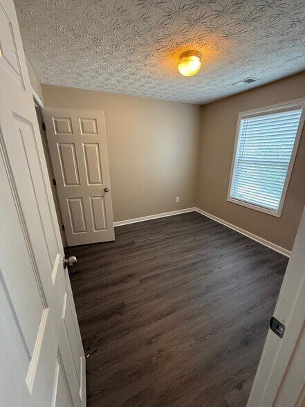Building Photo - 518 Oakside Pl