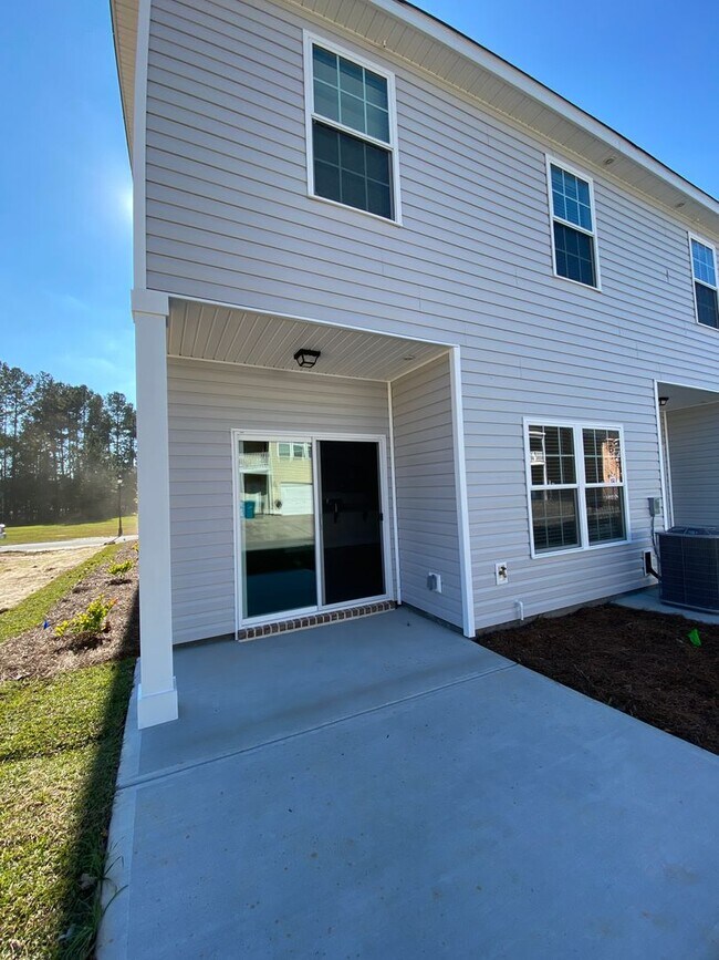 Building Photo - Townhome with garage