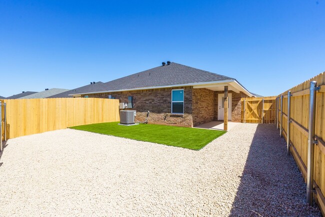 Building Photo - Looking for a spacious, move-in-ready town...
