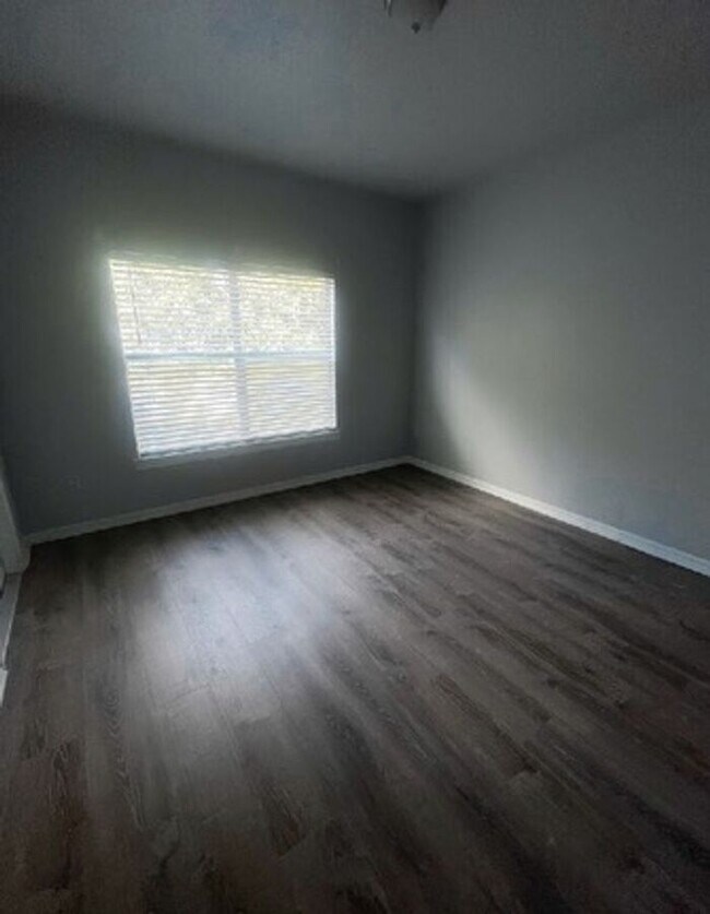 Building Photo - Beautiful Townhouse 3Beds / 2 and Half Bath