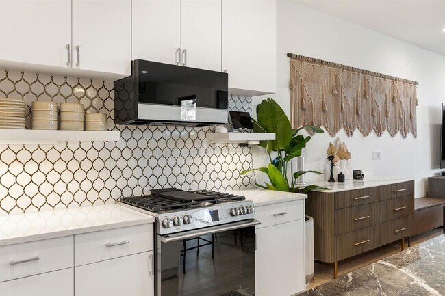 Building Photo - 1304 Comal St