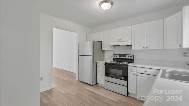 Building Photo - 3733 Oakwood Rd