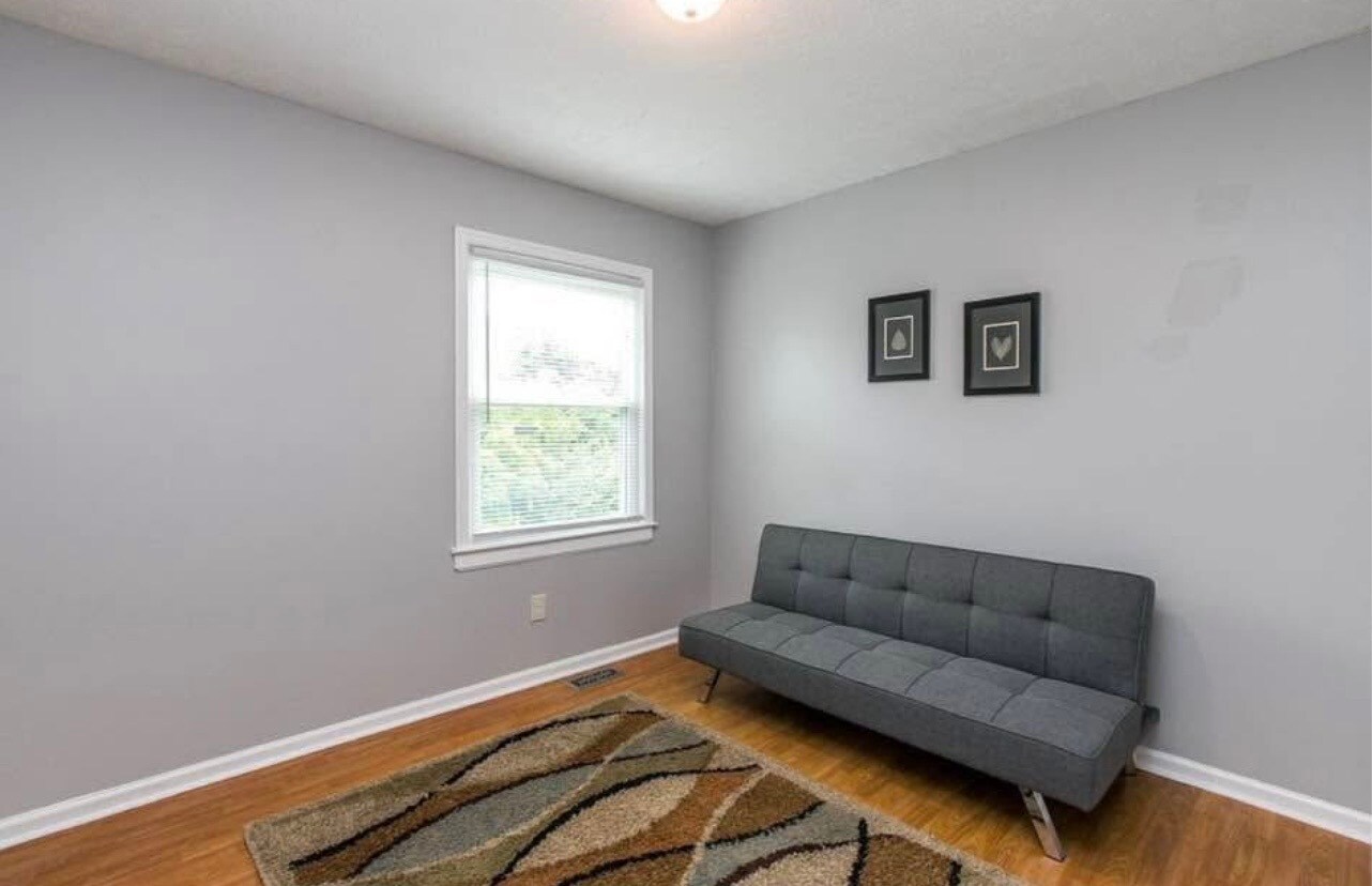 Building Photo - 215 Hedgewood Ct