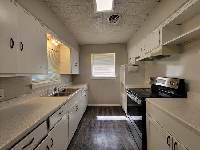 Building Photo - 1220 Lewis Dr