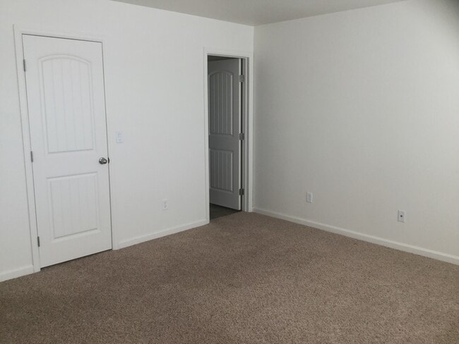 Building Photo - 3 BEDROOM 2.5 BATHROOM SADDLE RIDGE TOWNHOUSE