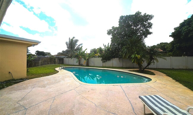 Building Photo - 7450 SW 15th St