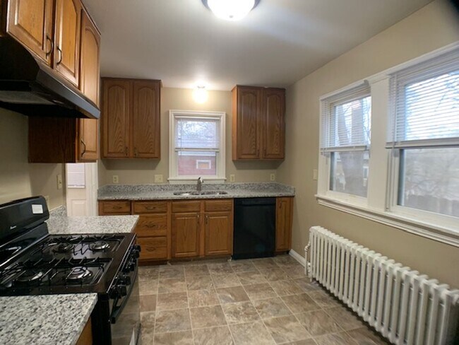 Building Photo - 1130 6th St E