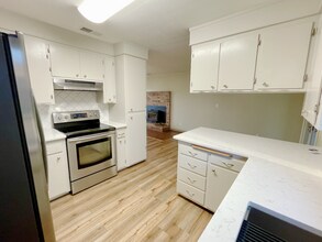 Building Photo - COUNTRY SETTING 3 BEDROOM WITH POOL AND SOLAR