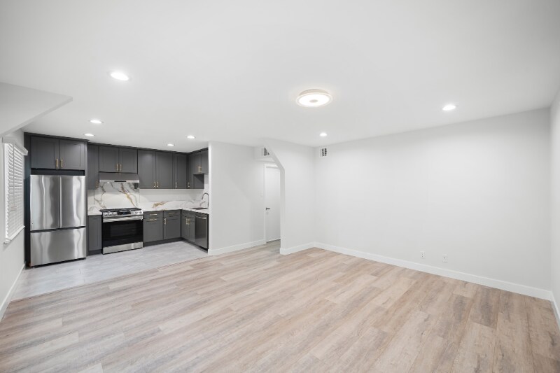 Building Photo - 623 E Chevy Chase Dr