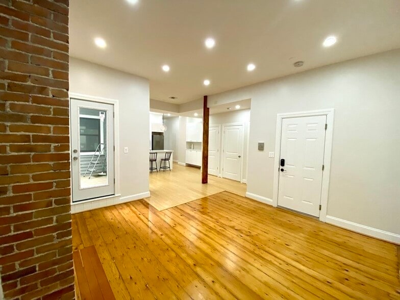 Building Photo - 258 W Broadway